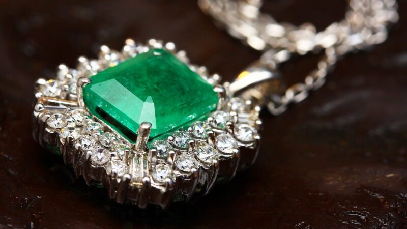 La pierre précieuse jade vert : signification, propriétés et utilisations